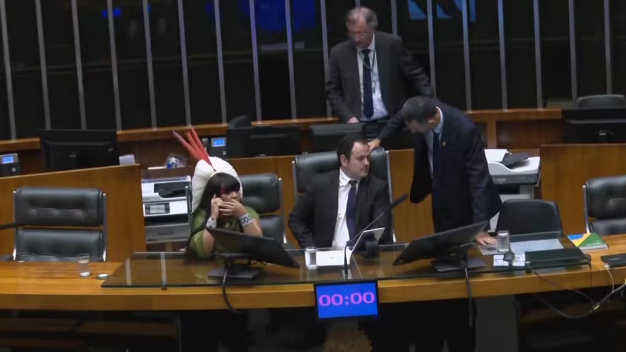 Deputado do PSOL é retirado à força da Mesa Diretora da Câmara