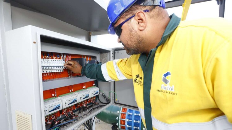 Elmano entrega 1ª etapa de sistema que levará água tratada para 9 municípios