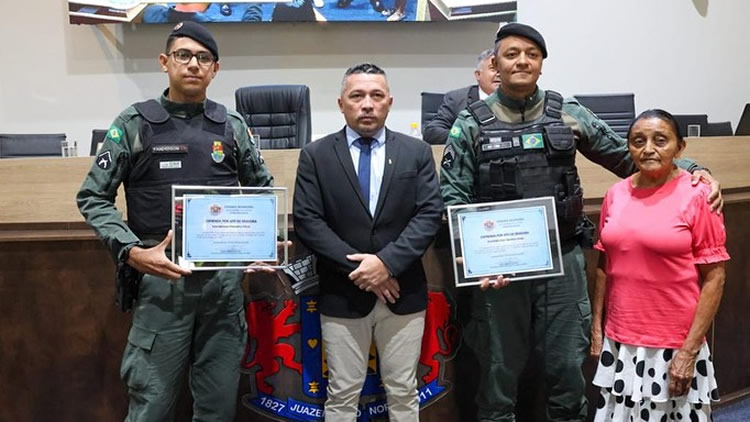 Policiais que salvaram família de incêndio em Juazeiro do Norte recebem homenagem por ato de bravura