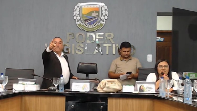 Aurora: vereador dá voz de prisão a homem que interrompeu sessão: tá preso por desacato