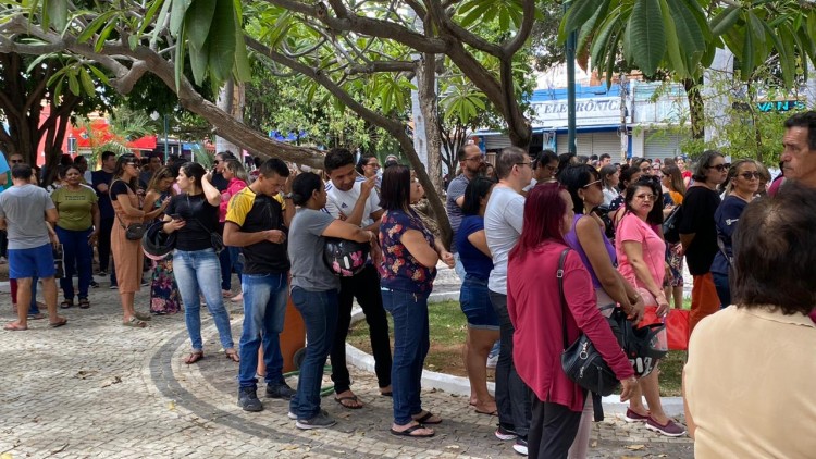 Juazeiro do Norte: em greve, servidores se reúnem em ato na Praça da Prefeitura