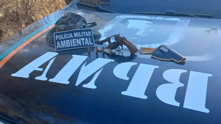 BPMA apreende arma de fogo arremessada fora por dupla de moto que fugiu