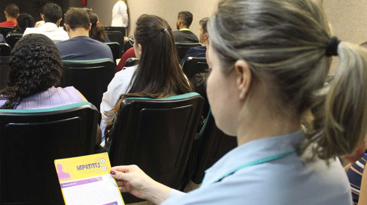 Testes rápidos e palestra educativa marcam encerramento da campanha Julho Amarelo no HRC