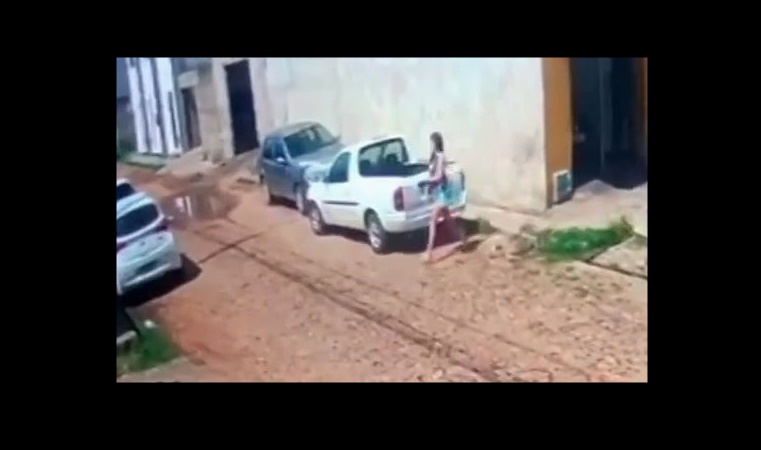 Veja imagens de Bruna caminhando em Barbalha antes de desaparecer