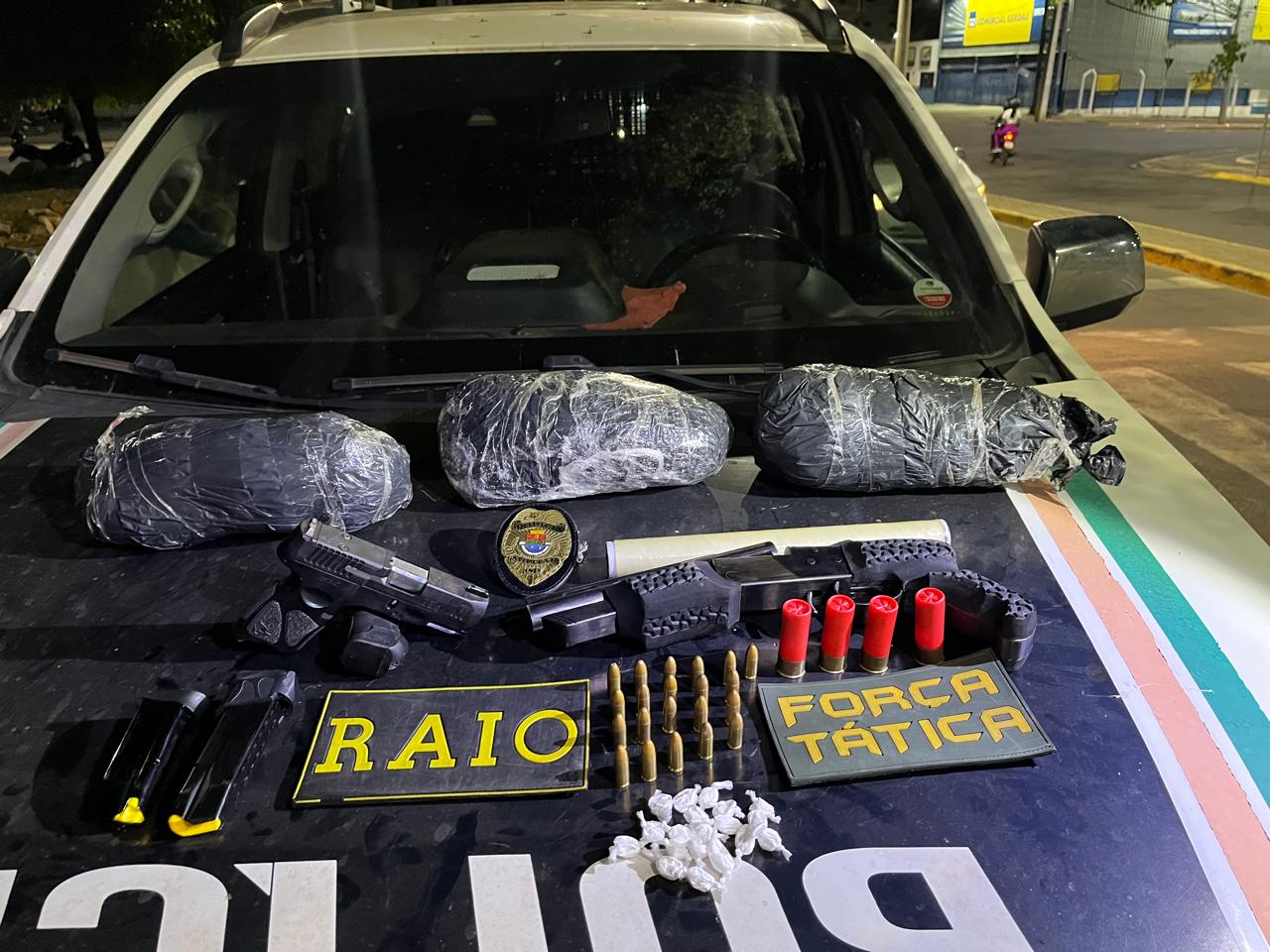 PM de Barbalha prende dois homens e apreende muita droga, pistola e outras armas