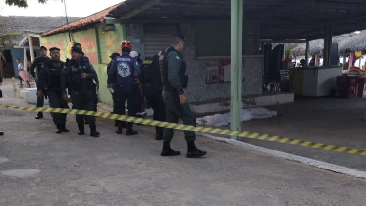 Homem é morto com cerca de 10 tiros em barraca de praia na Leste-Oeste