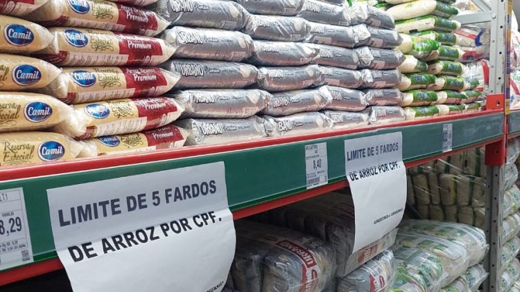 Supermercados em Juazeiro do Norte racionam venda de arroz por conta de enchentes no RS