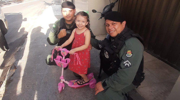 Policiais militares realizam sonho de criança em ganhar um patinete de presente de natal