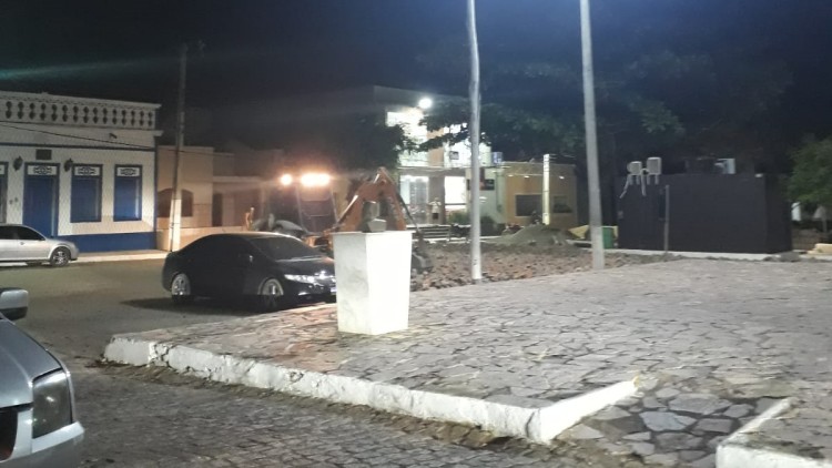 Moradores protestam contra retirada de calçamento em frente a casarão centenário em Araripe