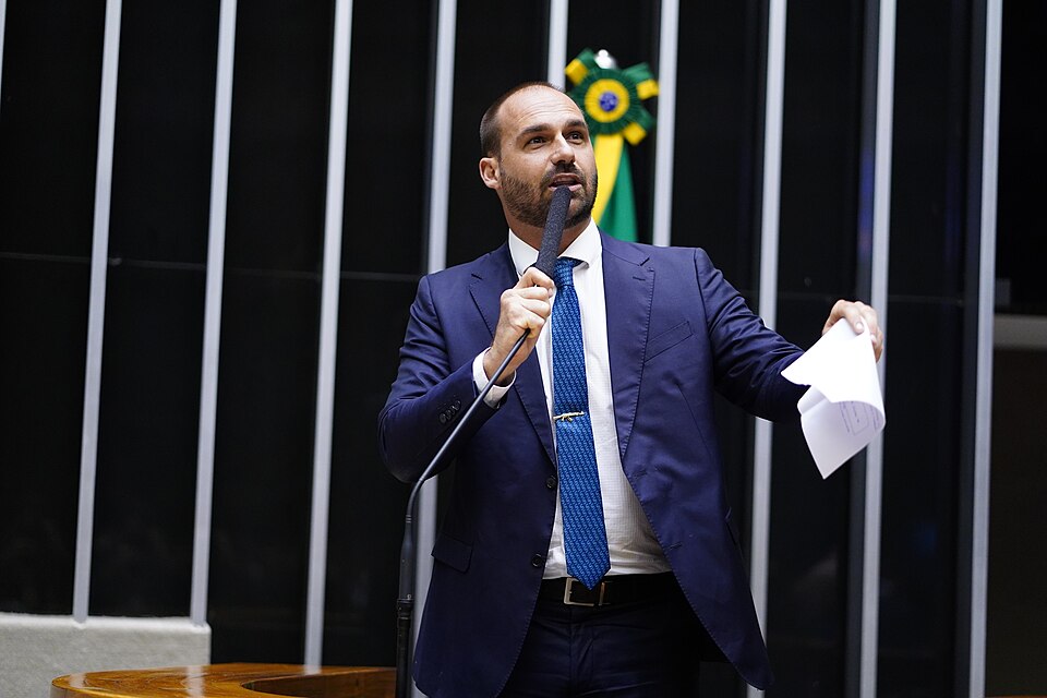 Câmara cassa mandato de Eduardo Bolsonaro por excesso de faltas