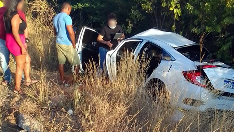 Três pessoas morreram no Cariri na colisão entre um caminhão e carro de passeio em Abaiara