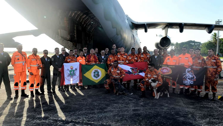 Bombeiros do Ceará embarcam para atuar no resgate de vítimas das enchentes do Rio Grande do Sul