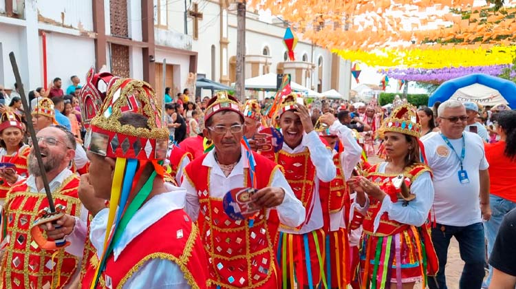 Grupos folclóricos saem em cortejo pelo corredor cultural da Festa de Santo Antônio