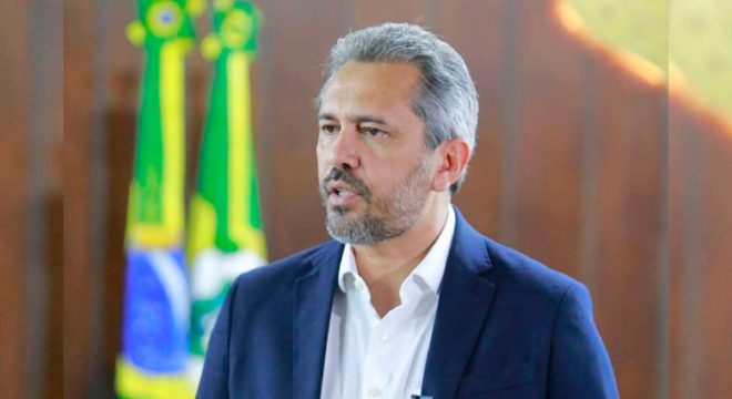 Elmano diz que não vai descansar até prender autores de triplo homicídio em Juazeiro do Norte: "estou indignado"