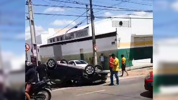 Carro capota em Juazeiro e quase atinge uma churrascaria na hora do almoço