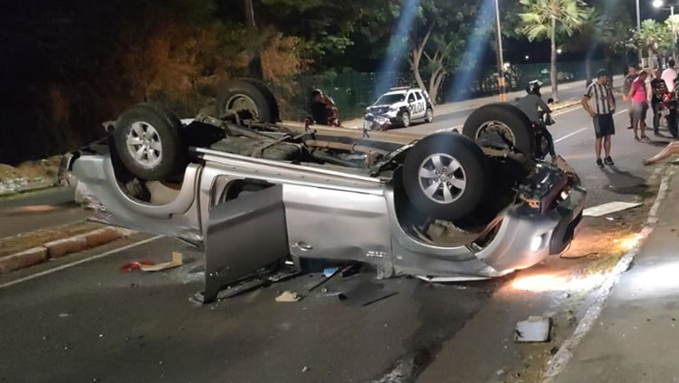 Garota perde controle de Hilux em Juazeiro e capota na via pública