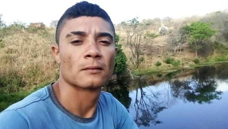 Homem morre ao bater moto numa vaca em Várzea Alegre e outro em Antonina que bateu numa placa