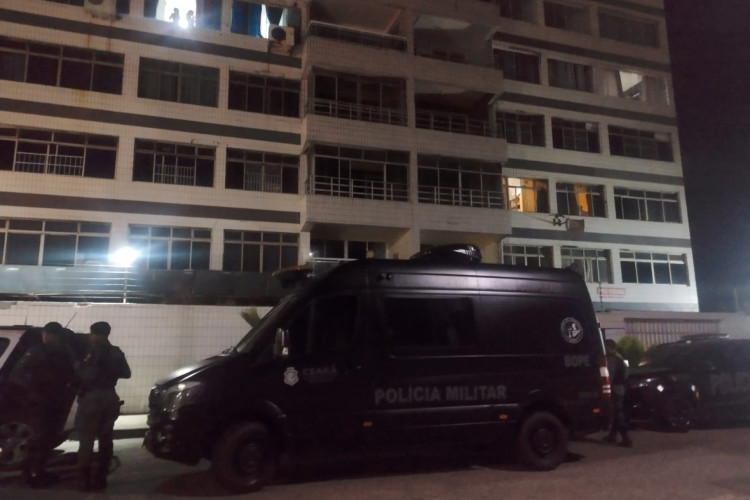 Homem é preso após fazer família refém dentro de apartamento em Fortaleza