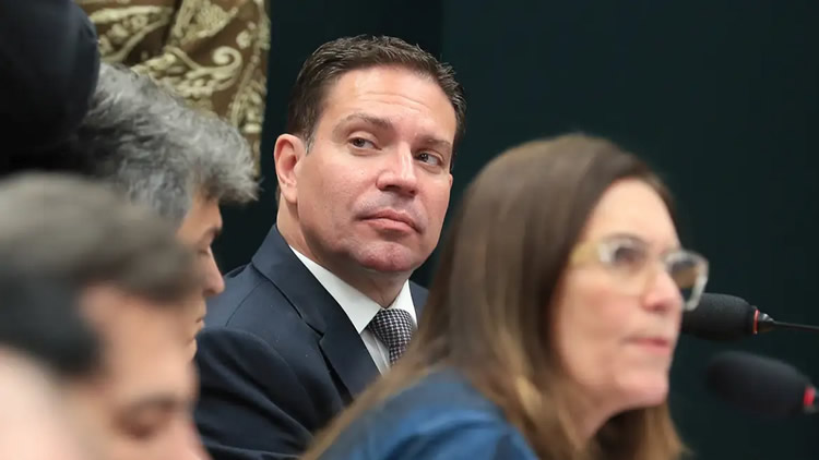 Moraes determina suspensão parcial da ação do golpe contra Ramagem