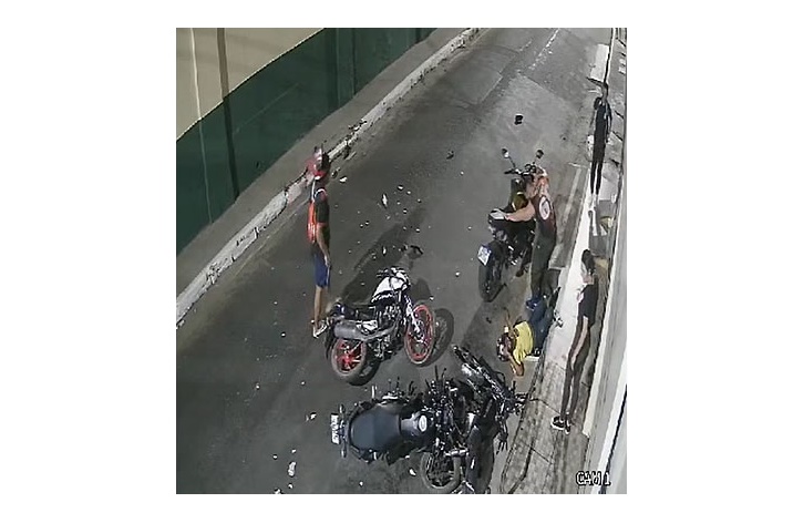 Veja imagens de acidente no Juazeiro quando homem bate em três motos estacionadas