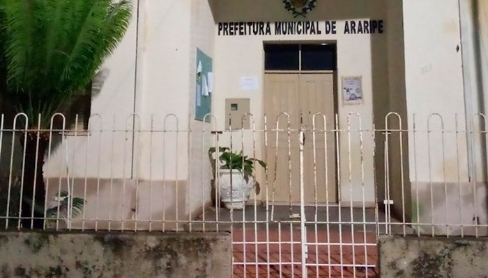 Ministério Público pede condenação de ex-prefeito e secretária de Araripe por nomeação de servidor fantasma