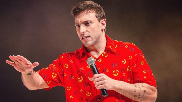 Léo Lins, condenado a 8 anos de prisão, anuncia show de humor em Juazeiro do Norte em agosto