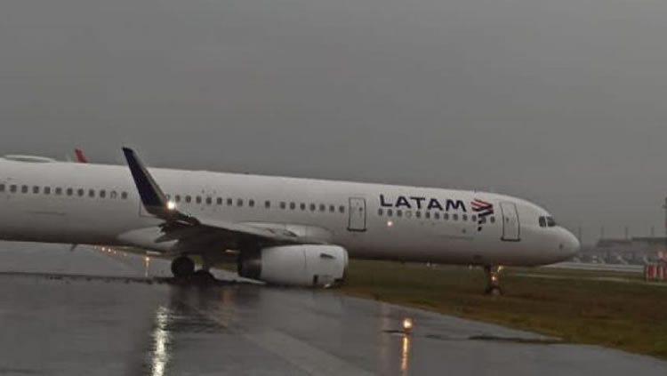 Avião sai da pista e força fechamento do aeroporto de Florianópolis