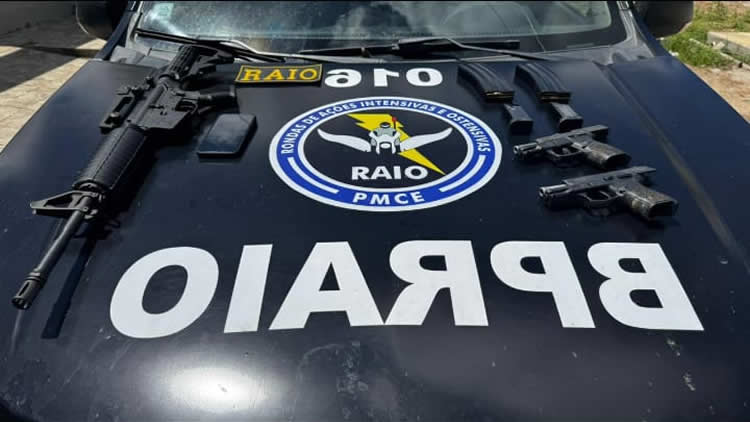 Iguatu: polícia prende homem que mantinha fuzil, munição, carro clonado e fardas da Enel em casa