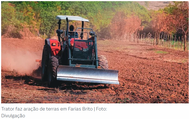 Em Várzea Alegre, Elmano anuncia entrega de tratores e pacote de investimentos para agricultura no Cariri