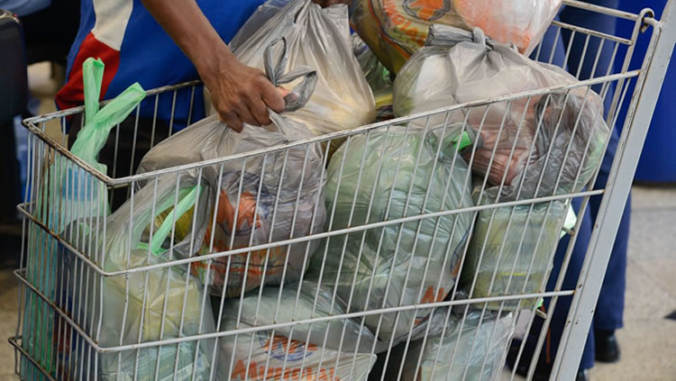 Cesta de compras de famílias com renda mais baixa tem queda de preço em julho