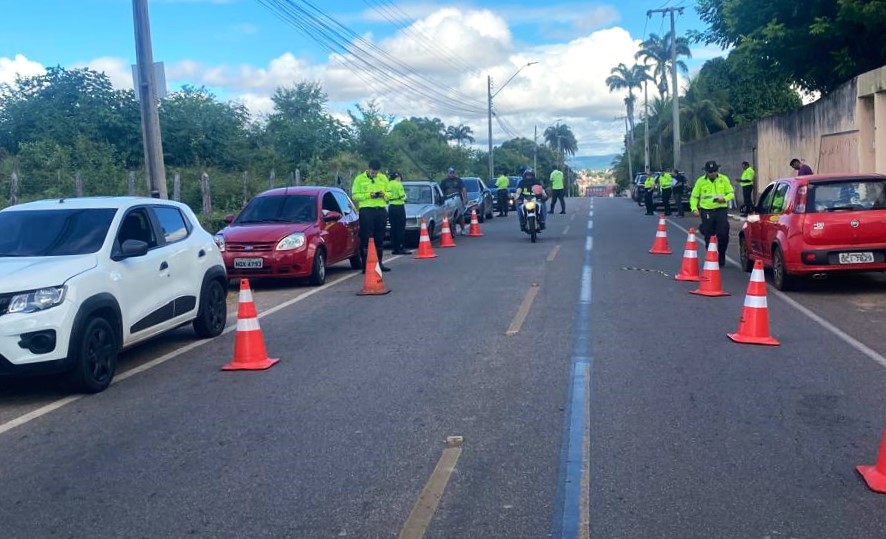 Blitz em Juazeiro constata que 20% dos carros e 80% das motos apresentam alguma irregularidade