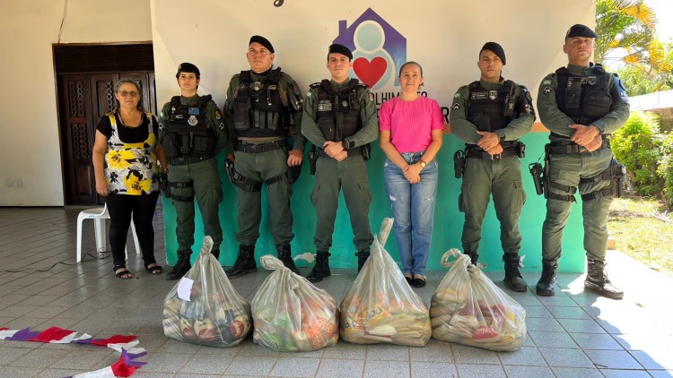 PM arrecada 700 kg de alimento em jogo beneficente na Arena Romeirão