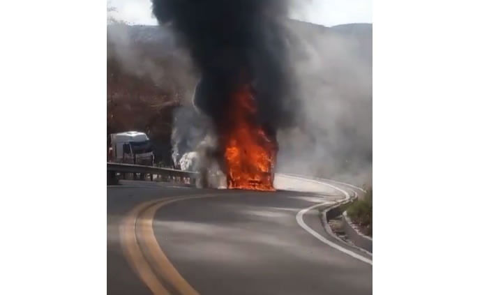 Topic pega fogo na Rodovia Padre Cícero em Caririaçu