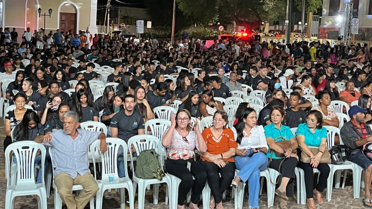 Com a presença de Elmano, 750 jovens ingressam em nova turma do Bolsa Jovem Barbalha