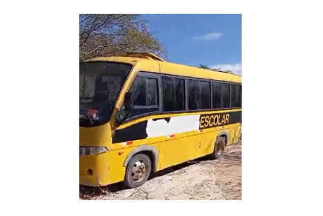 Potengi: vídeo registra micro-ônibus escolar abandonado em estrada