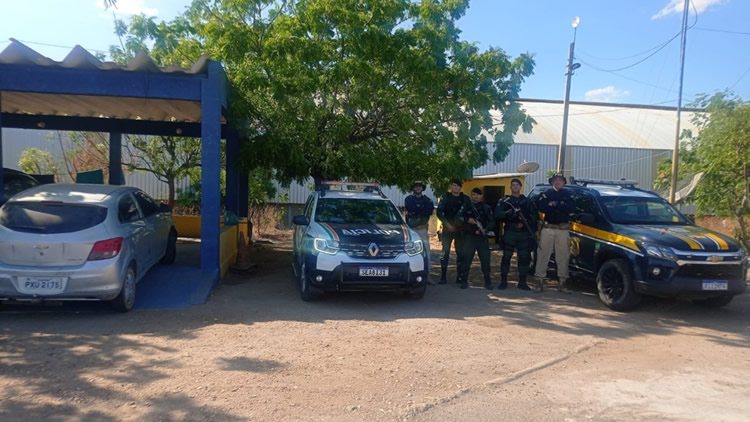 PRF e PM apreendem carro clonado em Jaguaribe