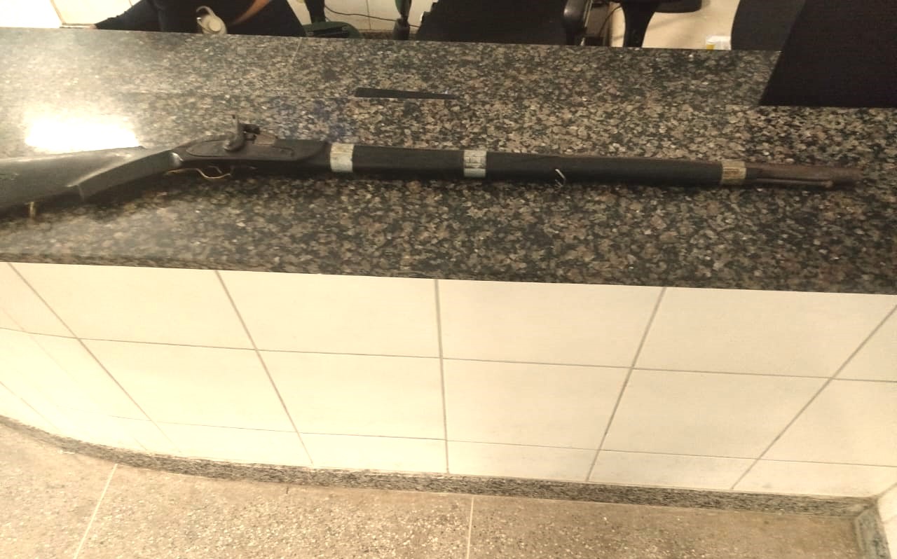 Polícia investiga atentado à bala numa casa em Aurora e PM de Potengi prende homem com arma