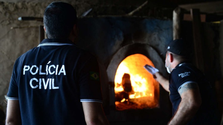 Polícia Civil queima mais de 2 toneladas de drogas apreendidas no Ceará