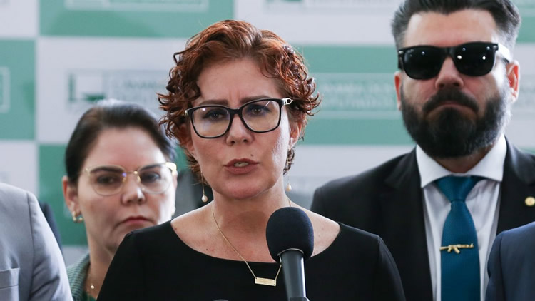 Câmara autoriza licença de 127 dias à deputada Carla Zambelli