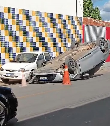 Veja flagrante de carro capotando na via pública em Juazeiro com mulher e três crianças