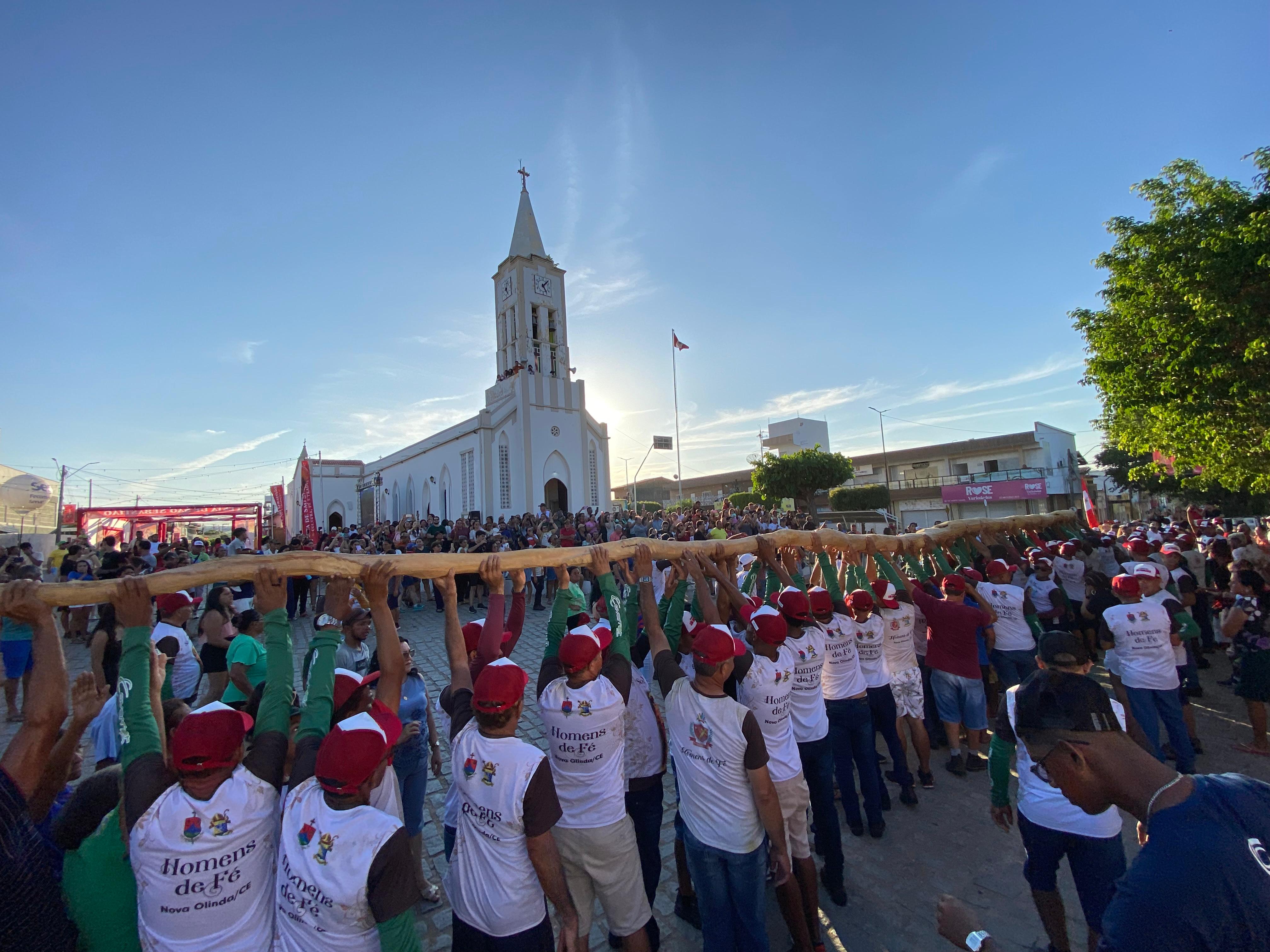 Cortejo do pau da bandeira abre festa de São Sebastião em Nova Olinda