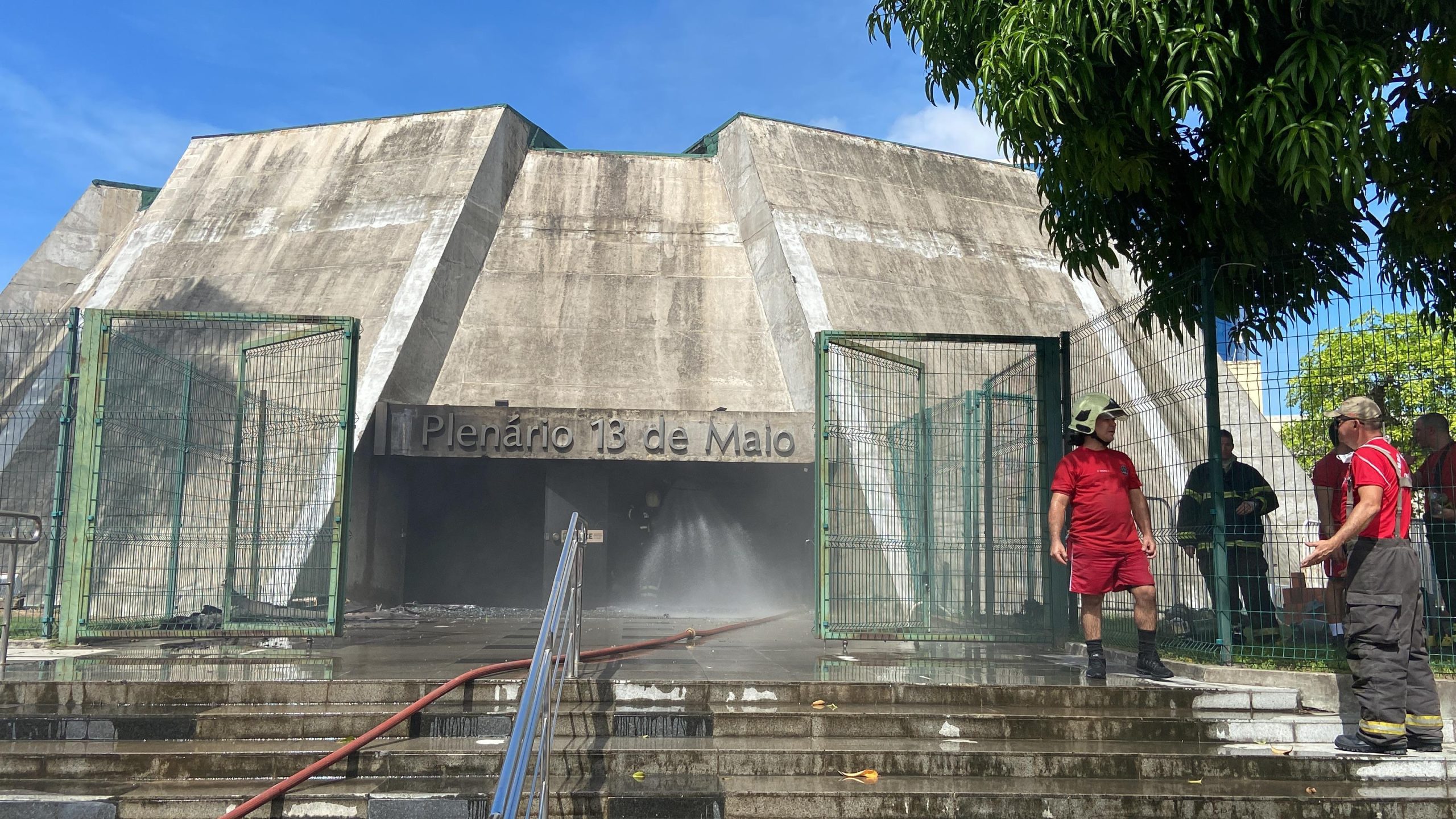 Após 11 dias internada, servidora da Alece que inalou fumaça em incêndio recebe alta