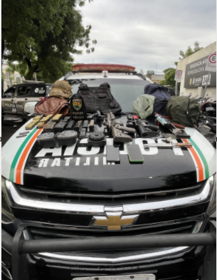 Dois fuzis, uma arma artesanal e mais de 500 munições foram apreendidos pela PMCE em Sobral