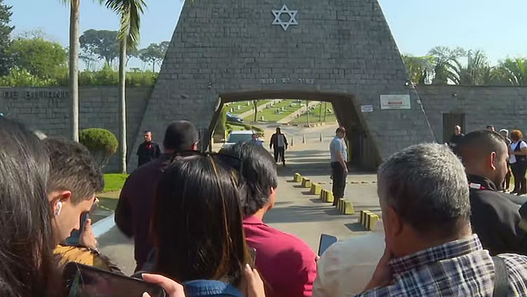 Em cerimônia judaica, Silvio Santos é enterrado no Cemitério Israelita do Butantã, Zona Oeste de SP