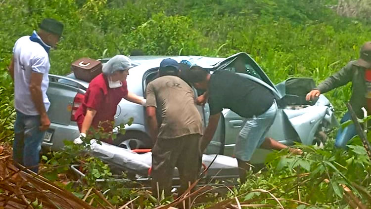 Carro capota em Nova Olinda, deixa cinco feridos e uma mulher socorrida no helicóptero da Ciopaer