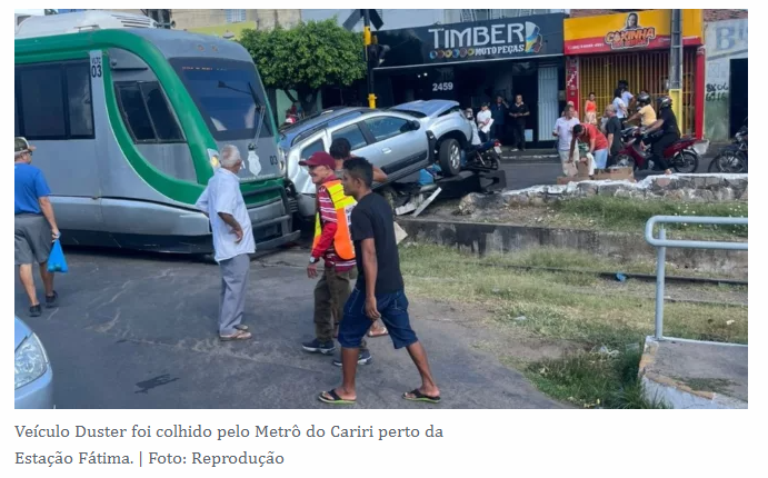 Carro colhido por Metrô do Cariri perto da Estação Fátima em Juazeiro