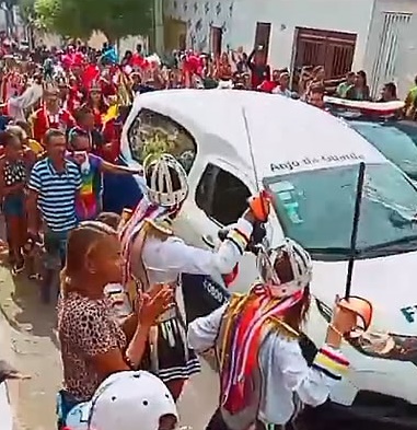 Tristeza e clamor por justiça em Juazeiro no sepultamento do Mestre Cicinho morto a tiros