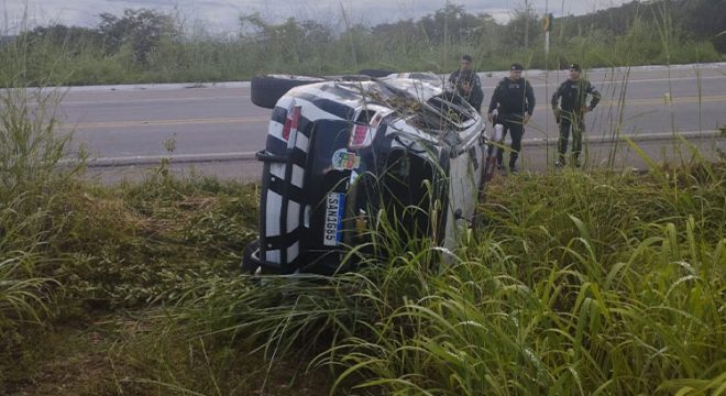 Viatura da PM de Icó capota e deixa militares feridos na BR 116, em Barro