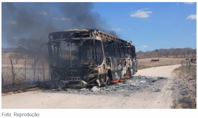 Ônibus de transporte de passageiros é destruído por incêndio no município de Icó