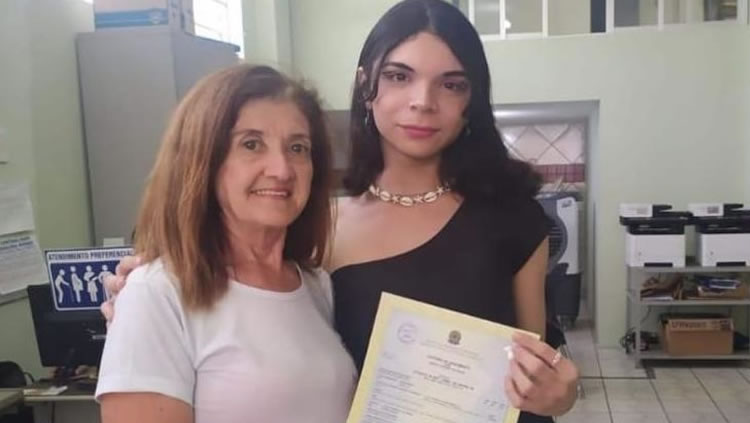 Adolescente do Cariri consegue na Justiça retificação de nome e gênero da certidão de nascimento